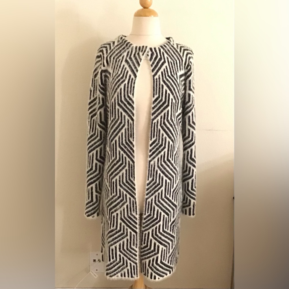 WHITE /BLACK CARDIGAN SIZE MEDIUM